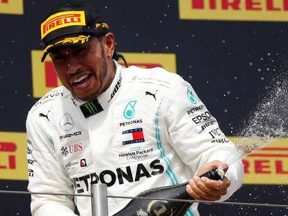 Lewis Hamilton celebra su victoria en el Gran Premio de Francia de F1 2019.