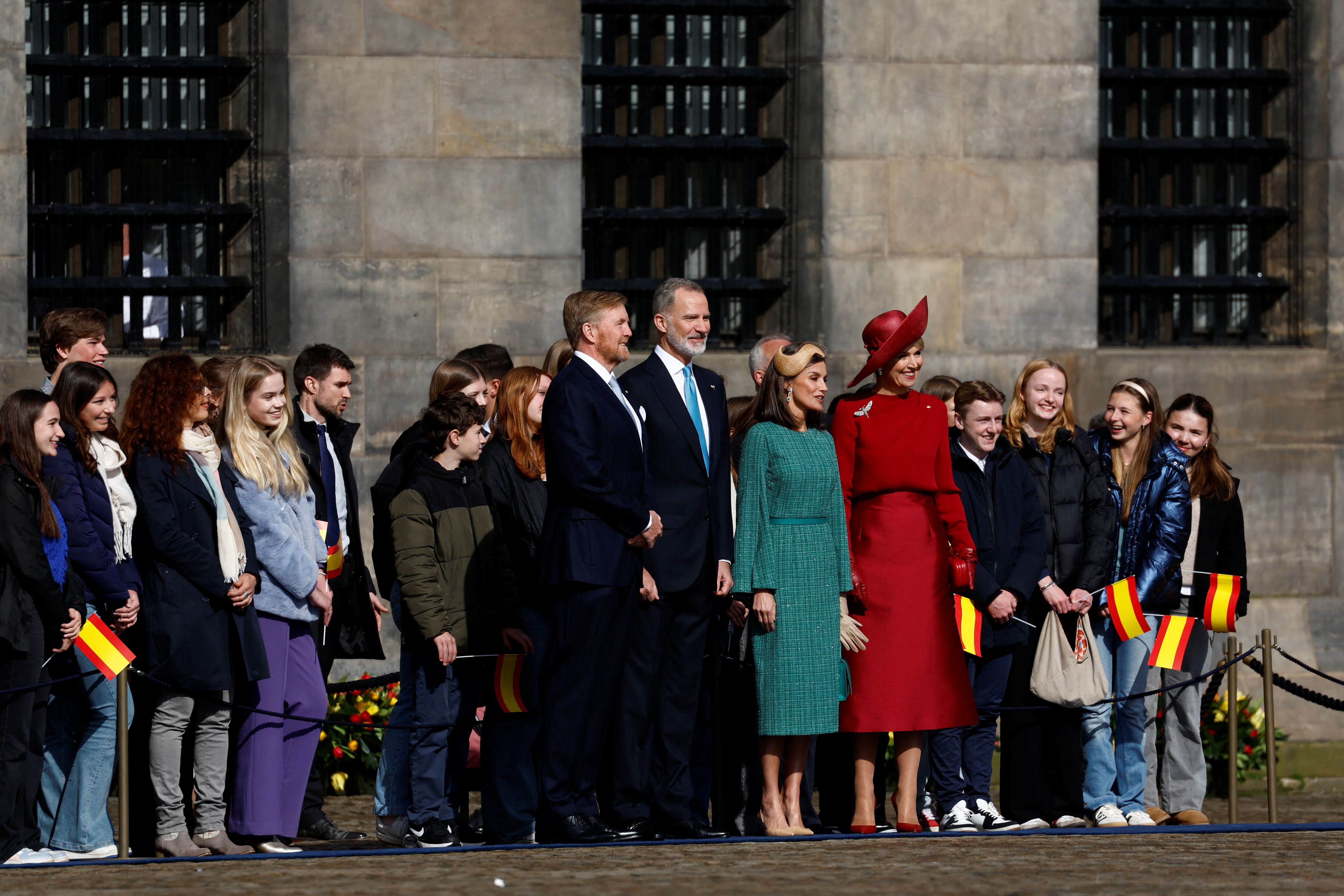Los reyes de Países Bajos y de España se fotografían con un grupo de ciudadanos que se acercaron a ver la ceremonia de bienvenida en la Plaza Dam de Ámsterdam.
