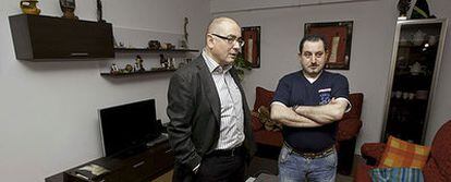 Javier Madrazo con el inquilino del piso de alquiler social que visitó ayer en el barrio vitoriano de Salburua.