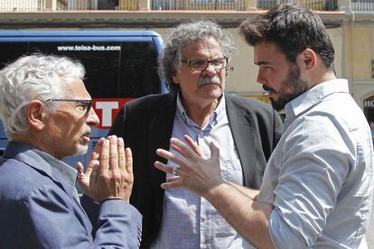 Los principales candidatos de ERC en las eleccines del 26J, Gabriel Rufián (d) y Joan Tardà (c) hablan con el candidato al Senado, Santi Vila durante un acto electoral realizado en el barrio barcelonés de la Barceloneta.