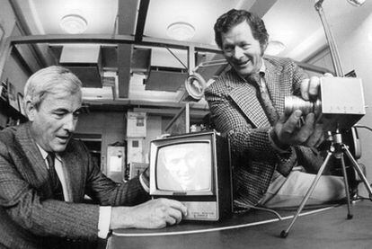 Williard S. Boyle (izquierda) y George Smith prueban un sensor CCD en los laboratorios Bell en 1970.