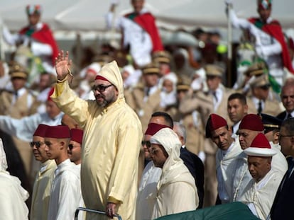 El rey Mohamed VI saluda a la multitud, el 31 de julio de 2018 en Tetuán.