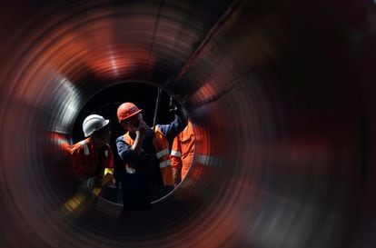Trabajadores del gasoducto Nord Stream 2 en una imagen tomada en una tubería en 2019 cerca de la localidad rusa de Kingisepp.