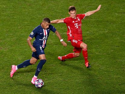 Mbappé intenta superar a Kimmich.