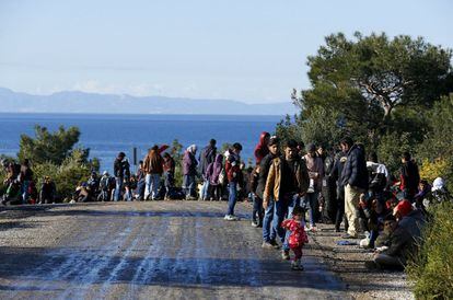 Refugiados sirios caminan por la ciudad turca de Dikili, enl a ocsta, el 5 de marzo. 