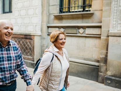 A couple walks through the streets of Barcelona