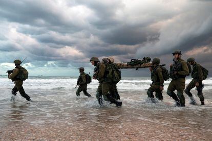 Soldados israelíes de la Brigada Givati ​​participan en una sesión de entrenamiento en la costa del mar Mediterráneo en Ashkelon (Israel), este jueves.