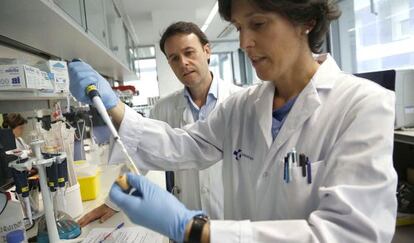 Javier Ruiz y Ana Gorostidi en los laboratorios del Hospital Unuversitario de San Sebastian