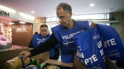 Dos voluntarios participan en una recogida de alimentos en Barcelona.