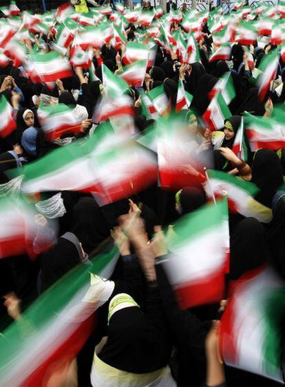 Escolares iraníes celebran el 30º aniversario de la revolución islámica, el 24 de noviembre en Teherán.