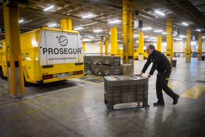 Un empleado de Prosegur Cash transporta una de las cajas para la descarga de los furgones blindados, el 25 de enero en Vicálvaro.