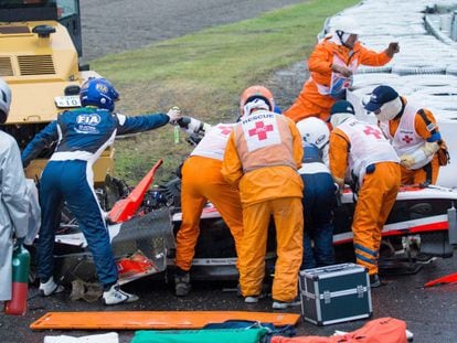 Los m&eacute;dicos de Suzuka atienden a Bianchi tras el accidente.
