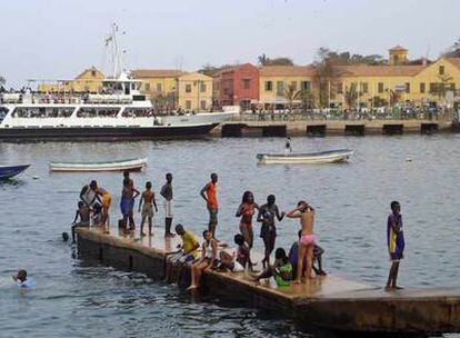 Gorée es la isla más visitada por los turistas extranjeros y por los propios senegaleses, que llenan cada día su playa.