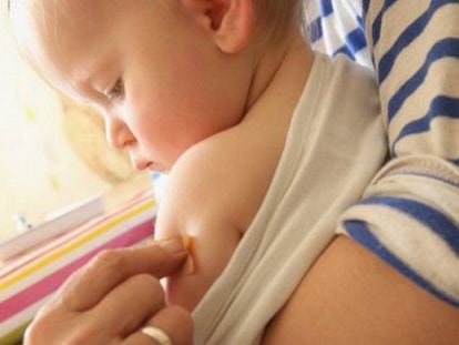 Un bebé, tras recibir la vacuna triple vírica (sarampión, rubeola y paperas).