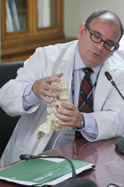 El doctor Farrington explica la operación con un modelo.
