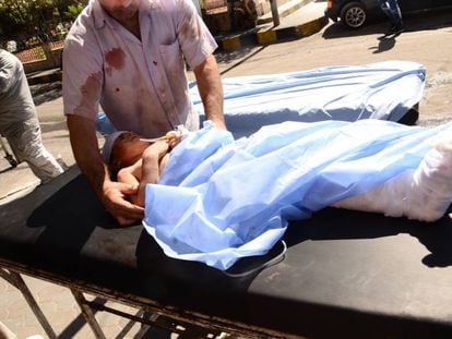 Un ni&ntilde;o herido es trasladado este mi&eacute;rcoles a un hospital, en Alepo