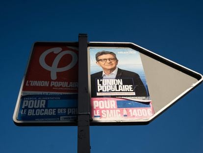 Cartel electoral de Jean Luc-Mélenchon pegado en una señal de tráfico, en abril en París.