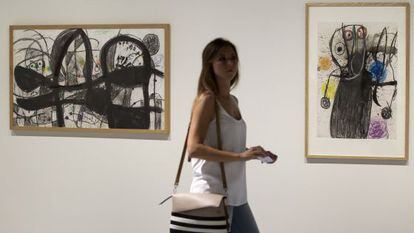 Una visitante mira las obras de Miró expuestas en el Centre Pompidou.