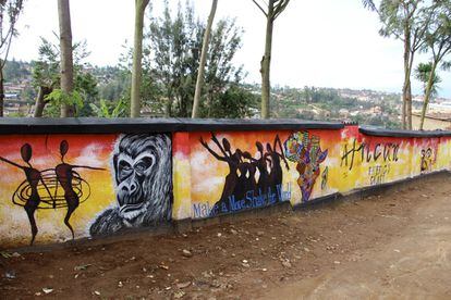 Entrada a la sede Irembo, pintada por Bertrand Ishimwe y artista locales. 