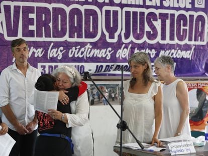 Magistrados internacionales saludan a una víctima, durante la lectura de la sentencia del Tribunal Popular de Siloé, este 20 de febrero.