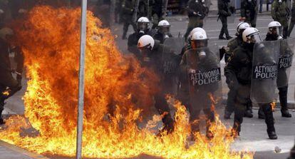 Agentes antidisturbios durante las protestas en Atenas.