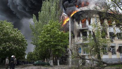 El edificio de la Policía Local de Mariupol, en llamas tras los choques.