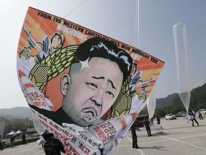 Desertores norcoreanos lanzan globos contra el r&eacute;gimen sobre su pa&iacute;s natal.