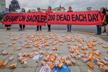 Protesta por la crisis de opioides en la sede de Purdue Pharma, fundada por la familia Sackler, en Stamford, EE UU, en 2019.