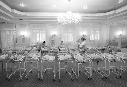 Enfermeras atienden a niños de una clínica especializada en vientres de alquiler en Kiev, Ucrania, durante el confinamiento por la pandemia en mayo de 2022. 