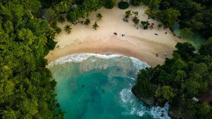 Vista aérea de la playa de Frenchman’s Cove en Port Antonio, en el noreste de Jamaica.