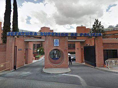 Fachada de la Jefatura Superior de Policía de Madrid. En vídeo, una niña de 13 años es secuestrada y sufre abusos sexuales durante 24 horas.