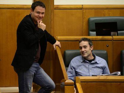 Hasier Arraiz (izquierda, junto a Julen Arzuaga, ambos de EH Bildu, este jueves en el pleno del Parlamento vasco.