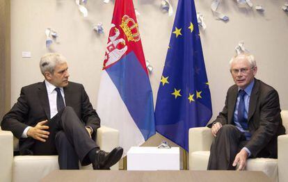 El presidente del Consejo Europeo, Herman Van Rompuy (d) y el presidente de Serbia, Boris Tadic, (i), durante el encuentro que han mantenido en la Comisión Europea en Bruselas, Bélgica, hoy, martes.