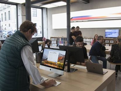 Imagen del domingo de la tienda de Apple en la Puerta del Sol, en Madrid.