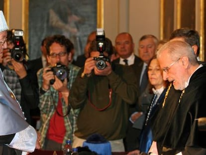 El hispanista Paul Preston durante la ceremonia de investidura en La Nau.