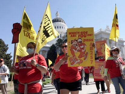 Trabajadores de cadenas de comida rápida exigieron a mediados de agosto en Sacramento la aprobación de la ley.