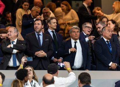 The Minister of Transport, Óscar Puente, with the president of Barcelona, ​​Joan Laporta, this Sunday at the Bernabéu.