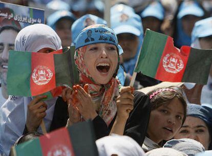 Unas jóvenes agitan banderolas en un acto electoral en Mazar-i-Sharif a favor de Abdulá Abdulá.