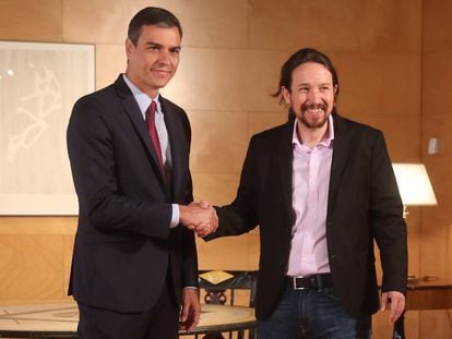 El presidente del Gobierno en funciones, Pedro Sánchez, en la reunión con el líder de Unidas Podemos, Pablo Iglesias, este martes.