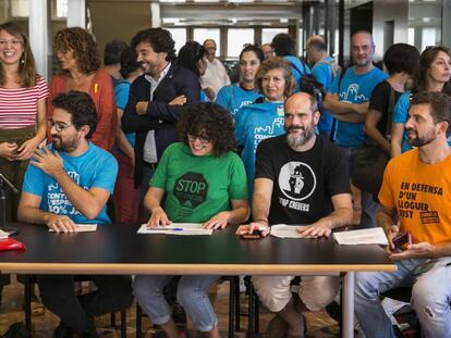 Entidades vecinales y representantes de Barcelona en Comú, PSC y ERC antes de la aprobación de la modificación del PGM. En vídeo, declaraciones de Ada Colau.