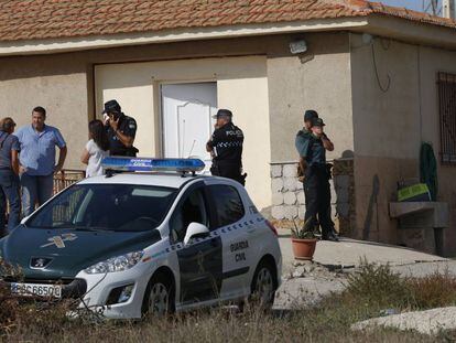 Agentes de la Polic&iacute;a Local y Polic&iacute;a Judicial de la Guardia Civil investigan lo sucedido en esta casa de Burjul&uacute; de Cuevas del Almanzora (Almer&iacute;a).
