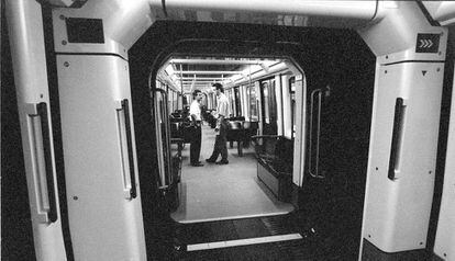 Un dels primers trens articulats del metro de Barcelona.