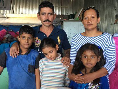 Rafael Castillo, Georgina Ayala y sus hijos, el lunes en un albergue de Tijuana, donde esperan para cruzar a Estados Unidos.