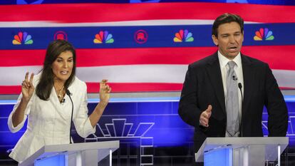 La exgobernadora de Carolina del Sur, Nikki Haley, y el gobernador de Florida, Ron DeSantis, durante el tercer debate de las primarias presidenciales republicanas, el pasado 8 de noviembre en Miami.