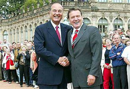 El presidente francés, Jacques Chirac, con el canciller, Gerhard Schröder, en la cumbre de Dresde celebrada el jueves.
