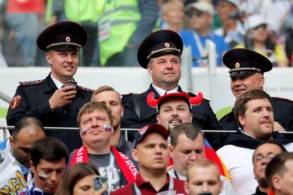Oficiales rusos esperan antes del inicio del partido inaugural del Mundial de Rusia 2018.