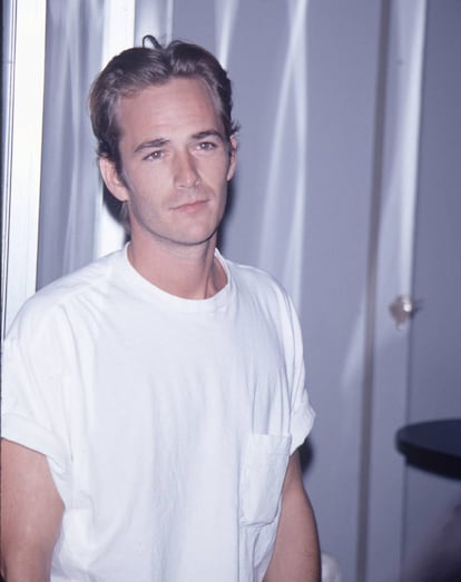 Luke Perry, que interpretó al rebelde Dylan McKay en 'Sensacion de vivir', fotografiado en una fiesta a mediados de los noventa.