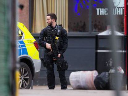 Los agentes creen que el ataque está relacionado con el islamismo radical. Tres personas resultaron heridas por apuñalamientos