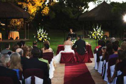 Las bodas van a la baja. En 2010 se celebraron 167.247, la mayoría civiles.
