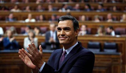 El candidato a la Presidencia del Gobierno, Pedro Sánchez, responde al aplauso de los diputados de su partido tras finalizar su discurso en el Congreso de los Diputados